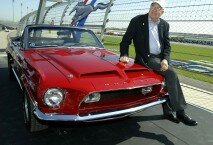 Foto de archivo de 2004 en la que Carroll Shelby está sentado en un GF500 durante la celebración de los 40 años del Ford Mustang.