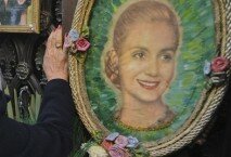 Una mujer toca la fotografia de la ex primera dama argentina Eva Duarte de Perón en el mausoleo donde se encuentra su tumba en un panteón de la capital argentina al celebrarse el 60mo aniversario de su muerte. Buenos Aires, jueves 26 de julio de 2012. Evita murió de cáncer a los 33 años. (AP foto/Sergio Goya))