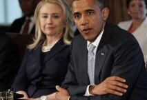 La secretaria de Estado Hillary Rodham Clinton escucha junto al presidente Barack Obama habla con los periodistas durante una sesión de su gabinete en la Casa Blanca en Washington, el jueves 26 de julio del 2012. Obama reafirmará el viernes sus relaciones con Israel, eclipsando la atención sobre Mitt Romney un día antes de la visita de su rival republicano a Jerusalén. (Foto AP/Pablo Martinez Monsivais)