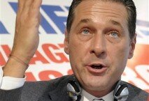 En esta fotografía de archivo del 16 de marzo de 2012, se ve al líder del partido austriaco de derecha, llamado Libertad, Heinz-Christian Strache durante una conferencia de prensa en Viena, Austria. El líder de la comunidad judía en Viena criticó a Strache el lunes por publicar una caricatura que muestra a un banquero con una gran nariz aguileña y gemelos con la estrella de David en la camisa que se beneficia con la crisis financiera europea. (Foto AP/dapd, Hans Punz, Archivo)
