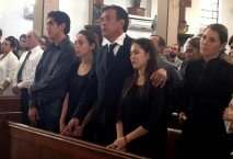 El ex gobernador de Coahuila, Humberto Moreira, acompañado de su familia, durante la misa de cuerpo presente en memoria de su hijo José Eduardo Moreira. Foto: Cortesía/ Vanguardia Saltillo