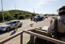 El Ejército Mexicano instaló varios retenes en las principales entradas a Ciudad Acuña, luego de que José Eduardo Moreira, hijo del ex gobernador Humberto Moreira, fuera asesinado el miércoles pasado. Foto: Agencia EL UNIVERSAL/ Ramón Romero