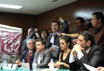 Integrantes del Movimiento #Yosoy132 se manifestaron en contra de la instalación de la comisión de Radio y Televisión en la Cámara de Diputados.Los jóvenes reclaman la conformación de lo que llamaron "telebancada". Foto Agencia EL UNIVERSAL