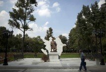 Un peatón camina frente a una estatua de bronce de tamaño natural del fallecido presidente de Azerbaiyán Geidar Aliev en la avenida principal de la Ciudad de México, Paseo de la Reforma, el lunes 1 de octubre de 2012. (Foto AP/Eduardo Verdugo)