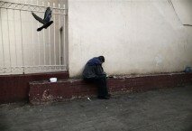 Un hombre come un platillo proporcionado por un comedor comunitario organizado por la Iglesia de Grecia en Atenas, el miércoles 17 de octubre de 2012. Los acreedores internacionales de Grecia anunciaron el miércoles un acuerdo con los líderes griegos sobre la mayoría de las reformas que el país necesita implementar a fin de garantizar la próxima entrega de su préstamo de rescate financiero. (Foto AP/Petros Giannakouris)