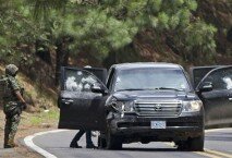 En esta foto de archivo del 24 de agosto de 2012 muestra a un carro blindado de la Embjada de Estados Unisoa que es revisado por militares mexicanos tras ser atacado por pistoleros desconocidos en una carretera en Cuernavaca, cerca de Tres Marías, México. Un alto funcionario estadounidense dijo que hay pruebas circunstanciales contundentes de que policías federales mexicanos que dispararon contra el vehículo, en el que resultaron heridos dos agentes de la CIA, trabajaban para el crimen organizado. (AP Photo/Alexandre Meneghini, File)