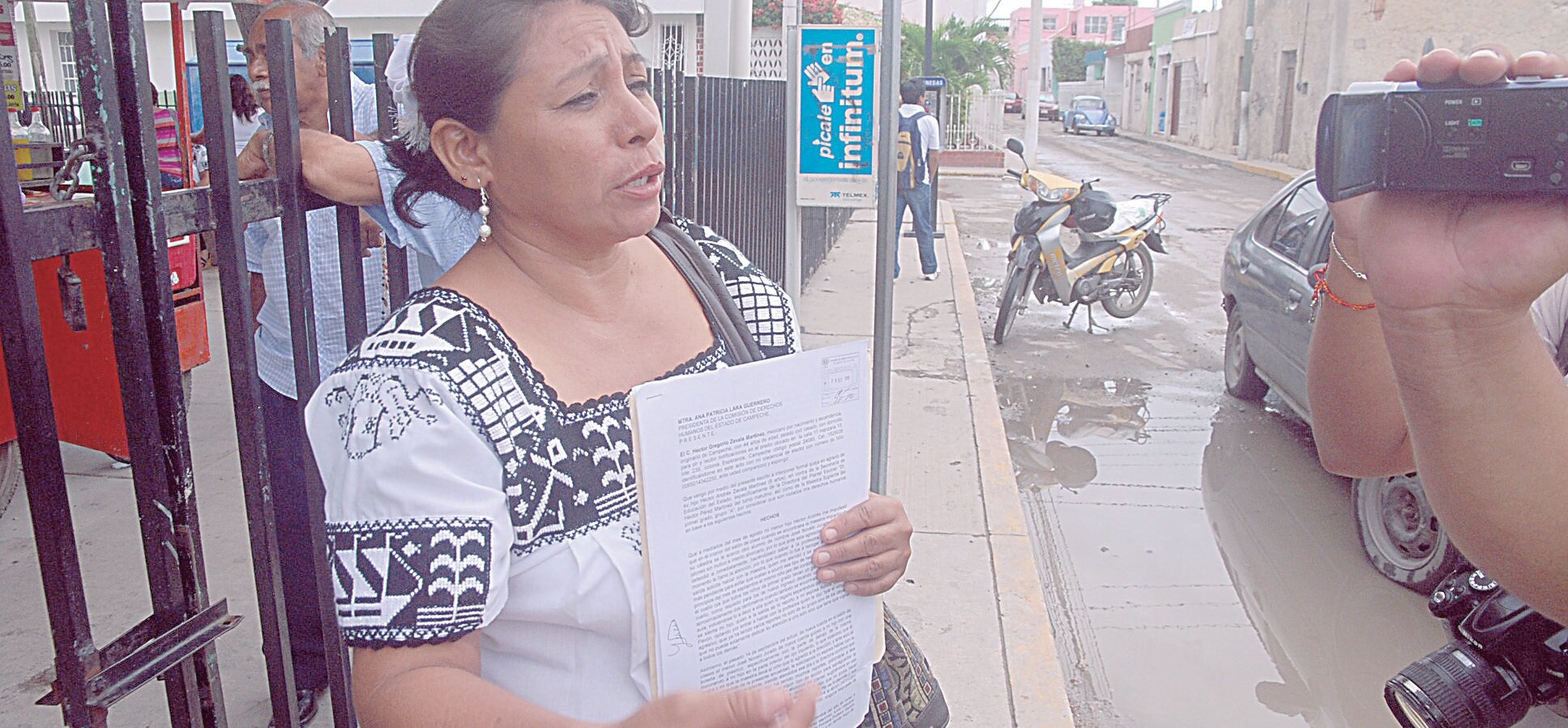 Madre de un menor de edad muestra la denuncia ante la CEDH.