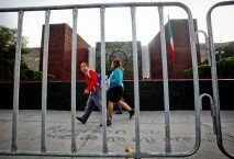 Aspecto de las vallas colocadas en calles aledañas al Palacio Legislativo de San Lázaro, previo a la toma de protesta del presidente entrante Enrique Peña Nieto, el sábado 1 de diciembre. Foto: Agencia EL UNIVERSAL/Yadín Xolalpa