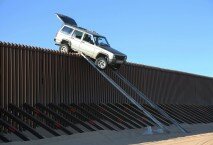 En esta fotografía proporcionada por la Oficina de Aduanas y Protección Fronteriza de Estados Unidos aparece una camioneta Jeep Cherokee, supuestamente utilizada por contrabandistas, atorada sobre la cerca de la frontera Estados Unidos-México y una rampa improvisada por presuntos delincuentes, el miércoles 31 de octubre de 2012, cerca de Yuma, Arizona. (Foto AP/Oficina de Aduanas y Protección Fronteriza de Estados Unidos)