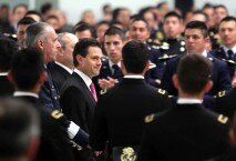 El presidente Enrique Peña Nieto pidió durante un acto a las Fuerzas Armadas mantenerse en labores de seguridad pública en tanto se aplica la nueva estrategia de seguridad. Foto: Agencia EL UNIVERSAL/Juan Boites.