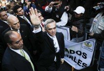 Miguel Ángel Mancera a su llegada a la Asamblea Legislativa del Distrito Federal (ALDF) donde este miércoles, rinde protesta como jefe de Gobierno del Distrito Federal. Foto: Agencia EL UNIVERSAL/Alma Rodríguez Ayala