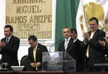 Miguel Ángel Mancera rindió protesta como jefe de Gobierno del Distrito Federal, para el periodo 2012-2018, durante la ceremonia realizada en la Asamblea Legislativa del Distrito Federal (ALDF) ayer miércoles. En la imagen lo acompañan Marcelo Ebrard y Miguel Ángel Osorio Chong, secretario de Gobernación. Foto: Agencia EL UNIVERSAL/Lucía Godínez/ RML