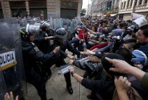 Manifestantes chocan con la policía antimotines durante enfrentamientos en la Ciudad de México durante la juramentación de Enrique Peña Nieto como nuevo presidente el sábado 1 de diciembre de 2012. (AP foto/Eduardo Verdugo)