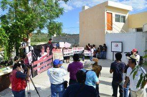12 de febrero de 2013 Caso mcgregor_2 Larga espera. Alejandra Cervantes, madre del joven asesinado, fue acompañada por familiares y amigos en las afueras del penal de Kobén para escuchar el dictamen del juez. (Foto Robin Canul)