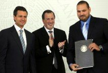 Reconocidos. Un grupo de nuevos mexicanos fue recibido en la residencia oficial de Los Pinos