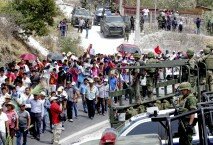 Nada los detuvo. Integrantes de la Policía Comunitaria del municipio de Tixtla de Guerrero, ingresaron armados a esta capital arropados por unos dos mil 500 maestros de la Coordinadora Estatal de Trabajadores de la Educación en Guerrero; militares que mantenían un retén no pudieron hacer nada para evitarlo