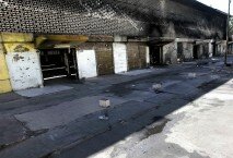 Trabajo. Entre los principales riesgos están el desprendimiento de varias losas del techo y una pared destruida por la explosión de un tanque de gas