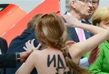 Una manifestante semidesnuda protesta contra el presidente ruso Vladimir Putin