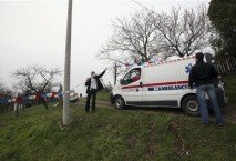 Una ambulancia llega a una casa en la aldea de Valika Ivanca, Serbia,
