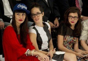 Atentas. La cantante argentina Daniela Spalla (i) y las cantantes mexicanas Ximena Sarinana (centro) y Natalia Lafourcade durante el desfile de modas