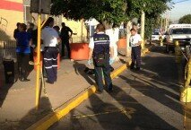 Hallazgo. Policías confirmaron que sobre la banqueta en el exterior de la plaza El Sauz había dos bolsas con restos humanos