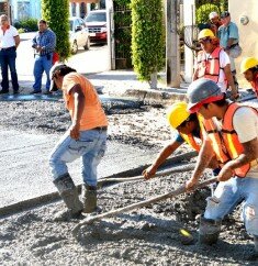 Supervisión. La obra en el principal acceso a la colonia 20 de Noviembre lleva un avance superior al 50 por ciento