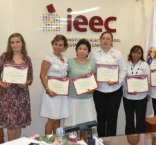 Voz y voto. Al final de la ceremonia, las ponentes recibieron reconocimientos a su participación