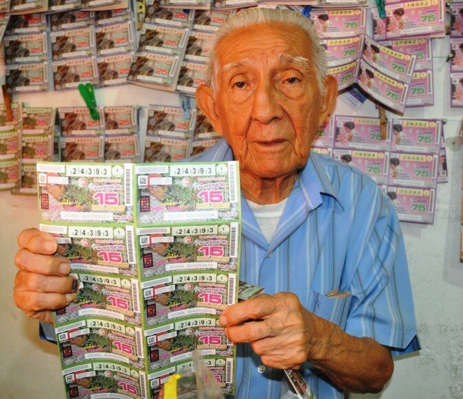 Célebre. Desde que abriera su estanquillo, don Guayito ha vendido 27 premios mayores de la Lotería Nacional en su conocido local y algunos de sus clientes ganadores le han ofrecido una gratificación por darles suerte.