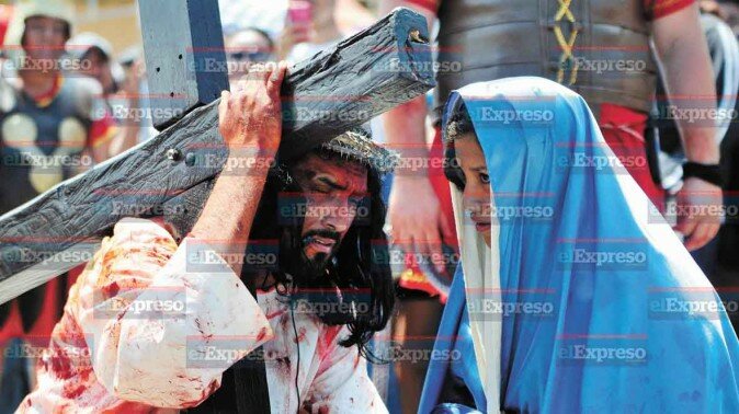 Ritos. La escenificación anual del Viacrucis en la Semana Santa es una de las celebraciones religiosas que siguen vivas en el presente.