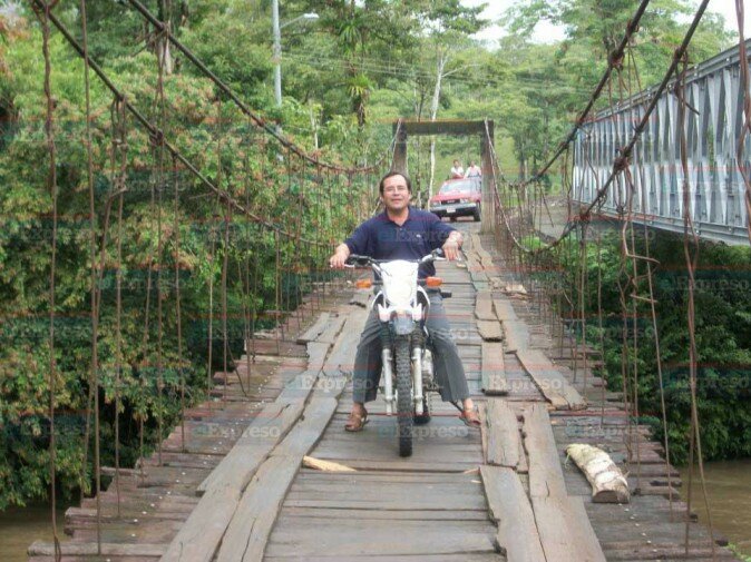 De todo. El religioso realiza actividades de riesgo para poder llegar a la gente. 