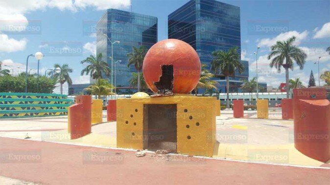 Inconscientes. Personas dañan los monumentos del Malecón sin ser detenidos.
