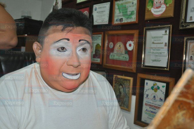 Buen consejo. La clave de su éxito es no dejar de ser la misma persona, de actitud positiva, tenga o no tenga maquillaje. De igual manera, valorar a la familia y hacer el trabajo con responsabilidad y gran dedicación, sin necesidad de burlarse de la gente.