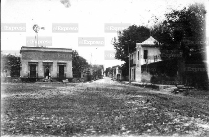 frente a la alameda, donde está el banco, por la ave república