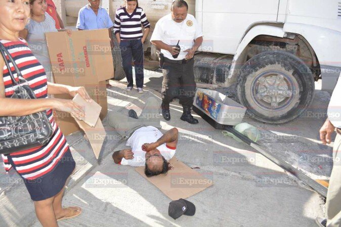 Descuido. El conductor del camión de volteo no se percató del poste de madera y lo derribó hiriendo a un ciudadano.
