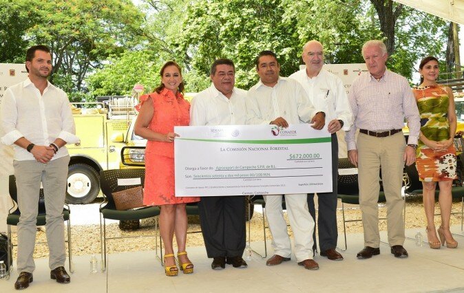 Apoyo. Titular de Semarnat y el gobernador entregaron cheques del Programa de Empleo Temporal por un monto de 7 millones de pesos.