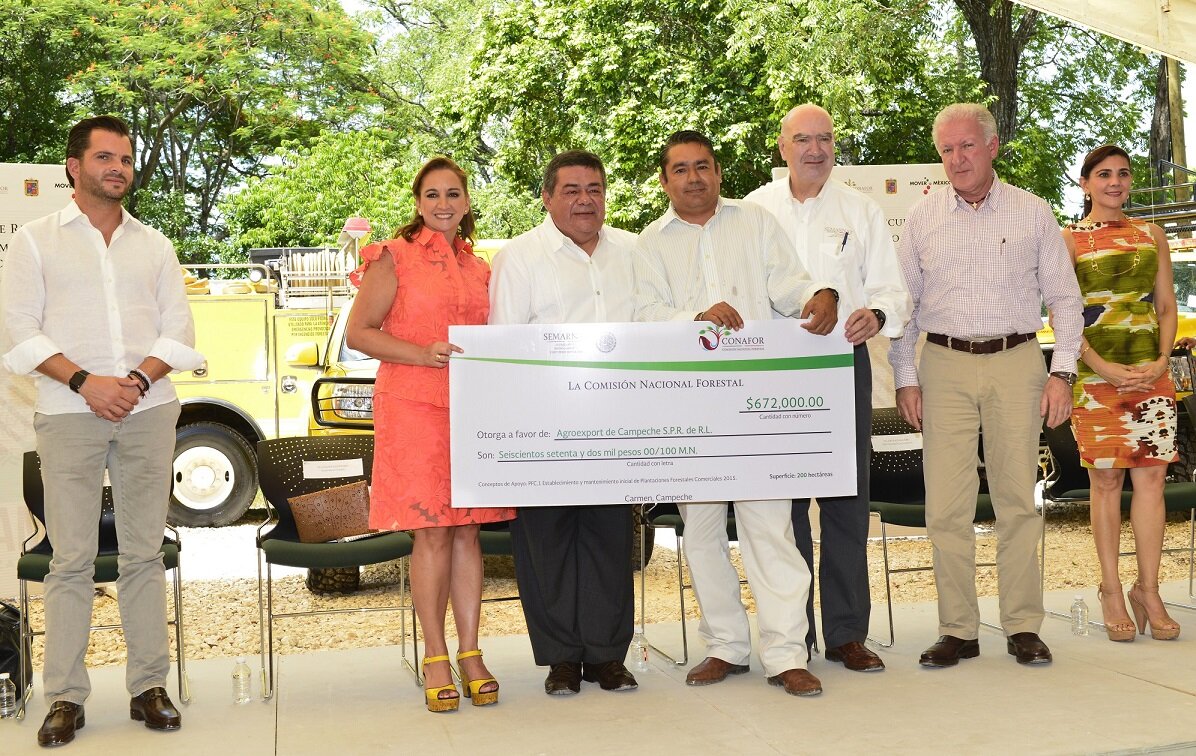 Apoyo. Titular de Semarnat y el gobernador entregaron cheques del Programa de Empleo Temporal por un monto de 7 millones de pesos.