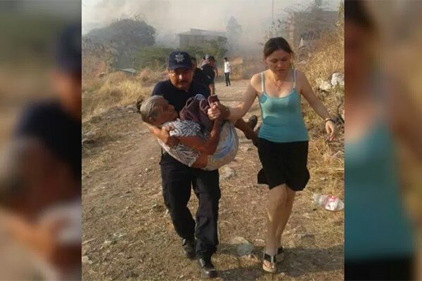 Policía salva a anciana de 90 años en un incendio