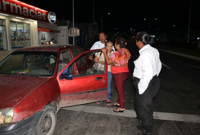 Conductora ebria se dormita en semáforo