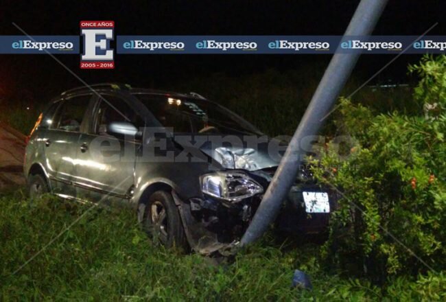Chofer ebrio derrumba un poste de alumbrado público