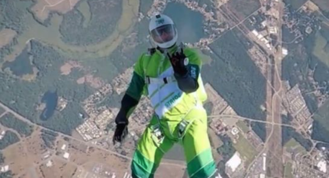 Hombre salta sin paracaídas y sobrevive