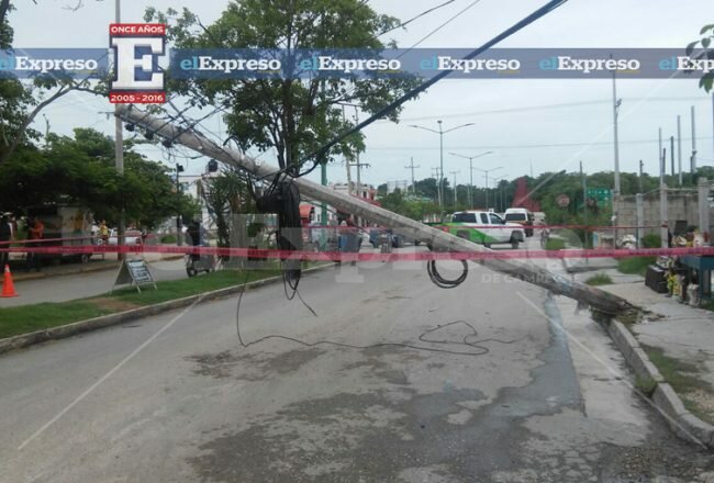 Se cae un poste de la CFE por viejo y olvidado