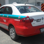 Ruletero lesiona a mujer que iba en moto