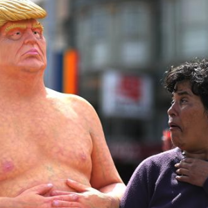 subastaron-por-20-000-euros-una-estatua-de-donald-trump-desnudo