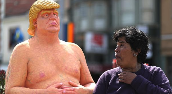 subastaron-por-20-000-euros-una-estatua-de-donald-trump-desnudo
