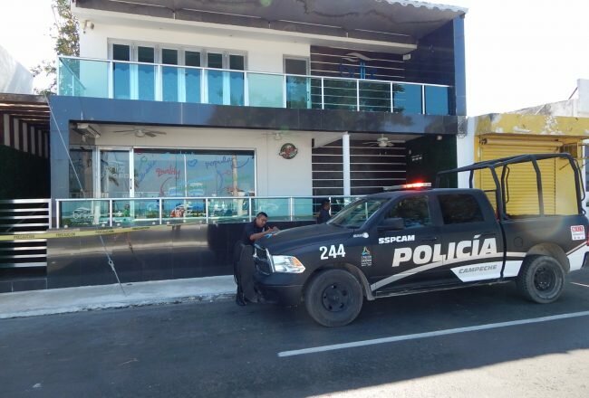 Aseguran a dos personas por robar un restaurante