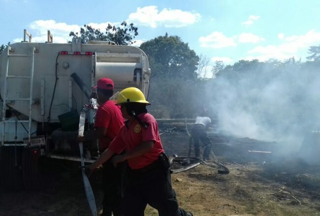 Bomberos sofocan incendio luego de que una quema de basura se saliera de control