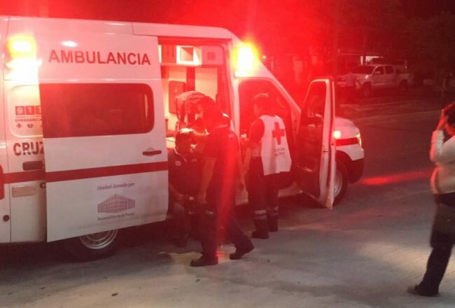 Detiene policía a dos por disparar a mujer