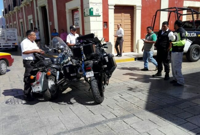 Policía de Vialidad choca a motociclista