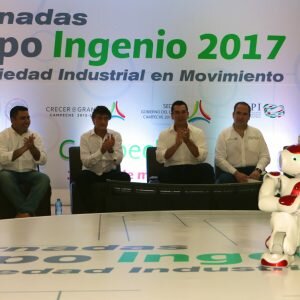 Crean robot alumnos de la UAC; les reitera AMC apoyo a jóvenes