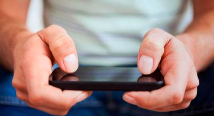Enfermedad de los pulgares por adicción a celular